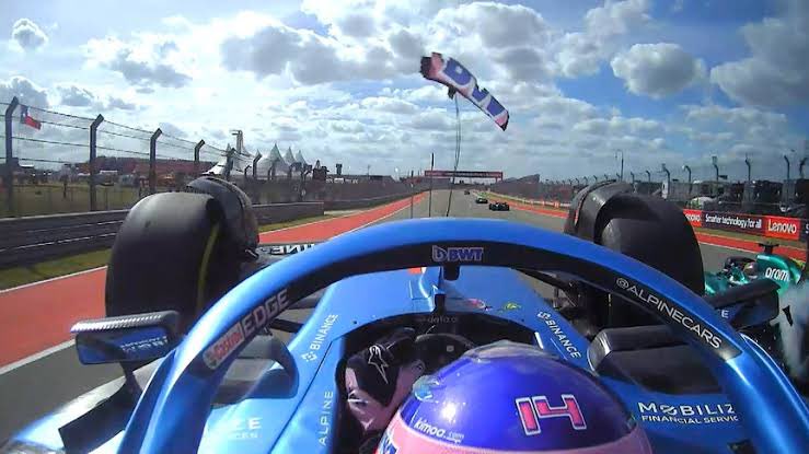 AlanMUrib's tweet photo. Alonso ahora con el Aston no puede pasar por un piano por que se rompe 

Con el putisimo Alpine podía salir volando y seguía en pista XD https://t.co/78mhf4BIKD