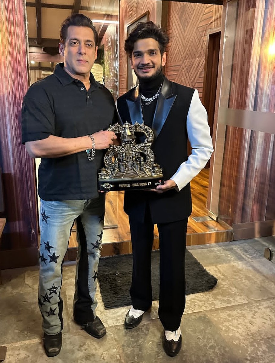 Seraphiccc_'s tweet photo. Bigg Boss will come and go, but no one can ever be like Munawar Faruqui.

MUNAWARS ROAST IN BB19 https://t.co/hMAviVQhOk