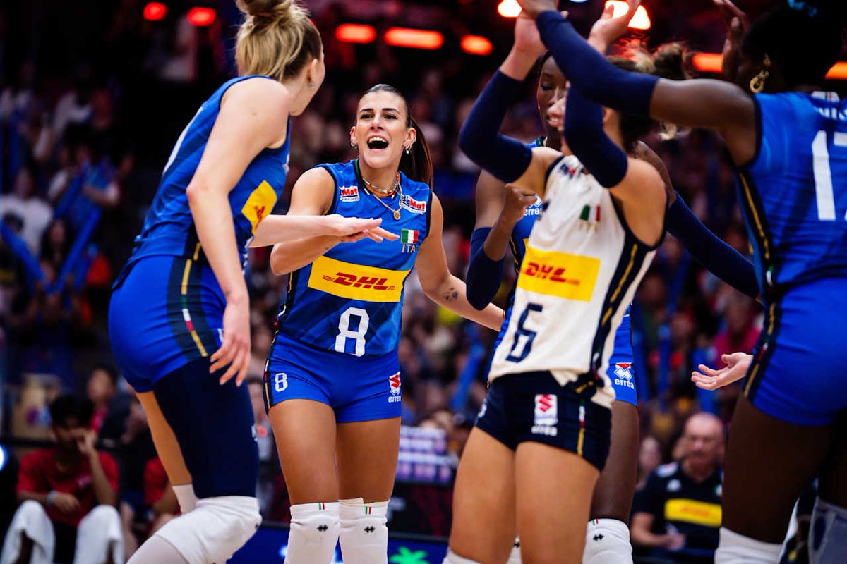 ItaliaTeam_it's tweet image. COMANDIAMO NOI 😌

🥇 oro olimpico
🏆🏆 due Nations League consecutive
🥇 oro mondiale

Un trofeo che non alzavamo dal 2002.

È l’Italia delle 36 vittorie consecutive.

È l’Italia migliore di sempre. 🇮🇹

#ItaliaTeam #WWCH #Thailand2025 #magliazzurra @Federvolley