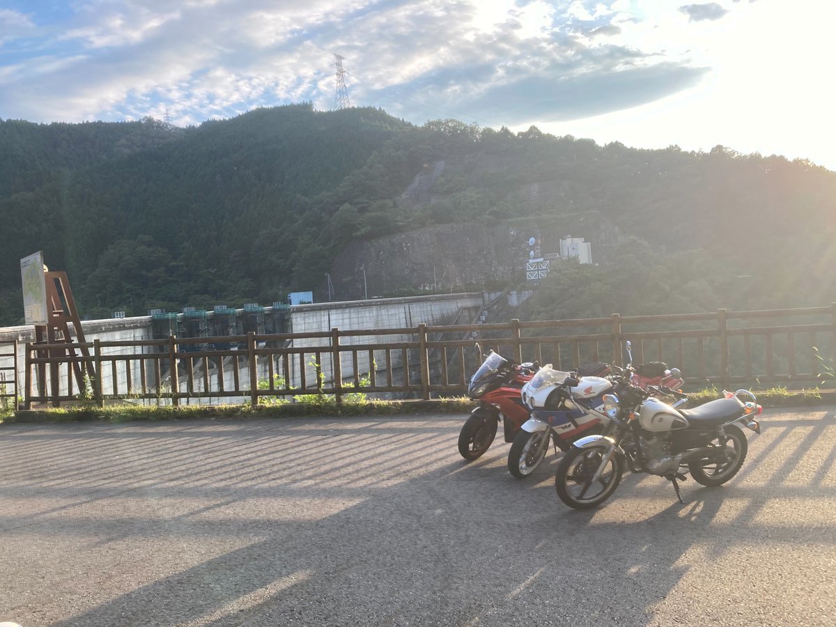 samechoko1341's tweet photo. お友達のVFR400Rが治ったようなので3人そろってツーリング✨
ダムまでのワインディング楽しかったぁぁぁ！！
＃矢作ダム https://t.co/bV6c6Q4i43