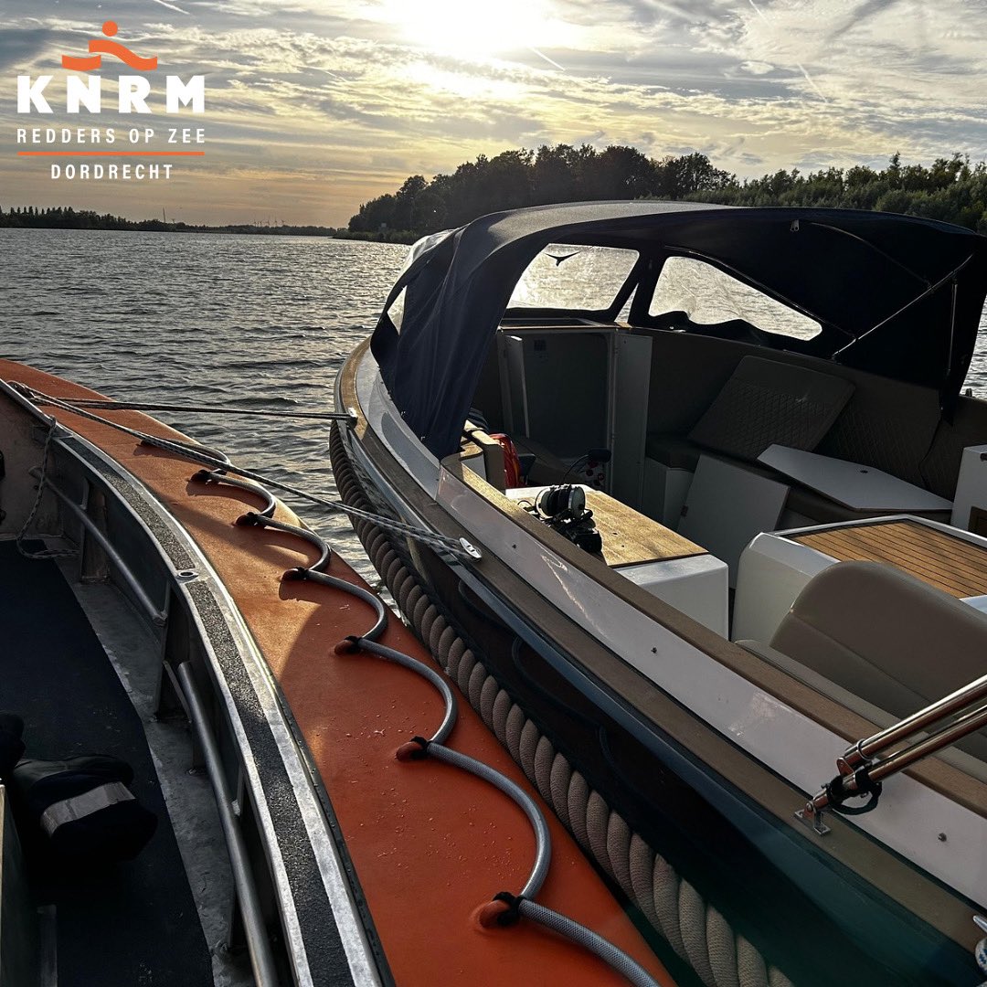 Op zaterdag 6 september 2025 werd de bemanning van de KBW1910 opgeroepen voor een plezierjacht dat vastzat op een krib. Het jacht is losgetrokken en veilig naar de haven van Oud-Beijerland gesleept.