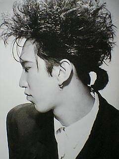 若き日の布袋さん…その横顔から溢れるカリスマ性と独特のオーラに惹き込まれます✨
時代を超えても色褪せない存在感、本当に格好いいですね🥺💖

#布袋寅泰
#HOTEI
#伝説のギタリスト
#BOØWY