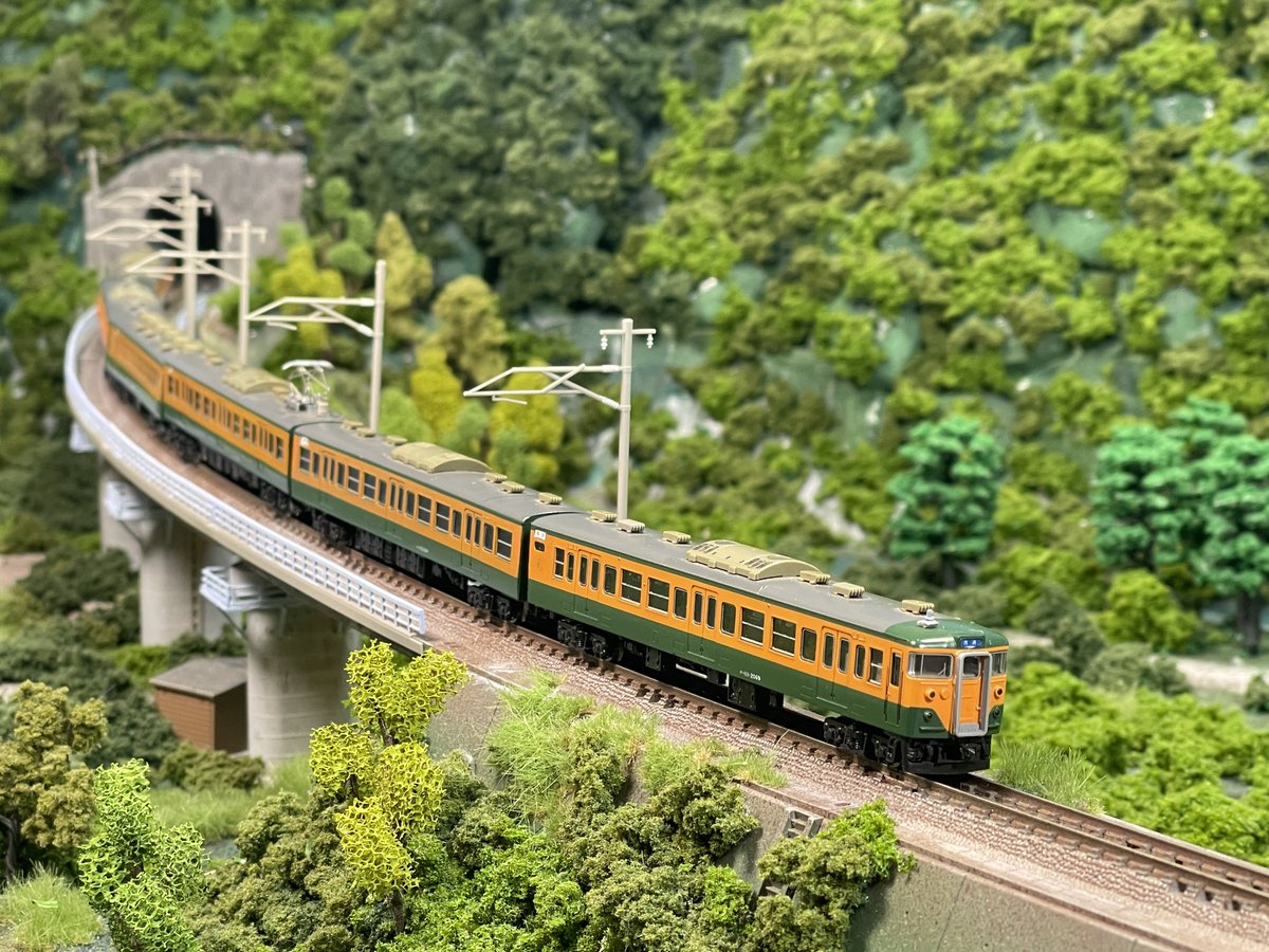 tsunemitsu's tweet photo. トミックスショールームに行って来ました。

秋葉原に移動してから初めての訪問です。

鉄道模型きつね君(｡･ω･｡)｢楽しい！！｣

撮影用ジオラマで持参��た愛車を撮影させてもらいました。これは、再来店したくなるサービスです。

うちの113系2000番代です。
映える。

#トミックス撮り鉄 https://t.co/n84tMwYGPh