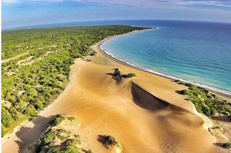 Las "Dunas de Baní" representan un patrimonio geológico-geomorfológico-climático, único de nuestra isla, porque constituyen un desierto, en pequeña escala, representativo de las condiciones geológicas, climáticas y ambientales de un lejano e irrepetible pasado, donde condiciones