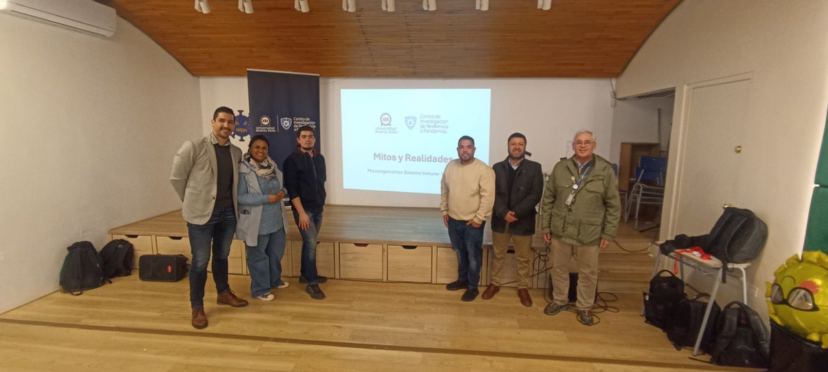 CRP_UNAB's tweet photo. 🧫🔬 Estudiantes de 7° Básico del Colegio San Francisco Javier de Huechuraba participaron en la charla “Microorganismos: mitos y verdades”, dictada por académicos del @CRP_UNAB  y estudiantes de @DoctoradosUNAB.

Una gran instancia para acercar la ciencia a la comunidad🌱📚 https://t.co/bPQVprboRc