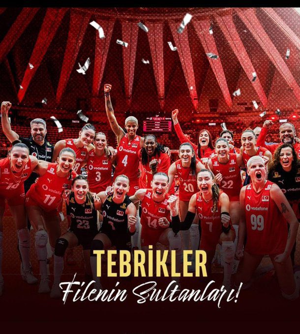 İlk defa dünya şampiyonluğunda final maçı oynadık voleybolu spordan bile saymayan bir ülkenin takımı olarak İtalya gibi güçlü bir takımı sonuna kadar zorladılar,dünya 2. oldular.
Siz bu ülkenin başına gelen en güzel şeysiniz ülkenin aydınlık yüzü kadınlar💜 #FileninSultanları