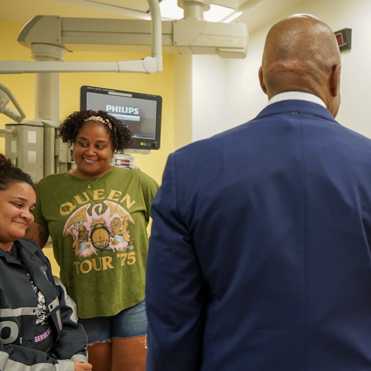 NYCMayor's tweet photo. Just visited the NYPD officer who was senselessly slashed at her precinct this morning.

She is going to recover and is in good spirits, but this incident is a reminder of the danger our brave men and women in uniform face every day protecting our city. Thank you for all you do. https://t.co/Ni99OJ8E1P