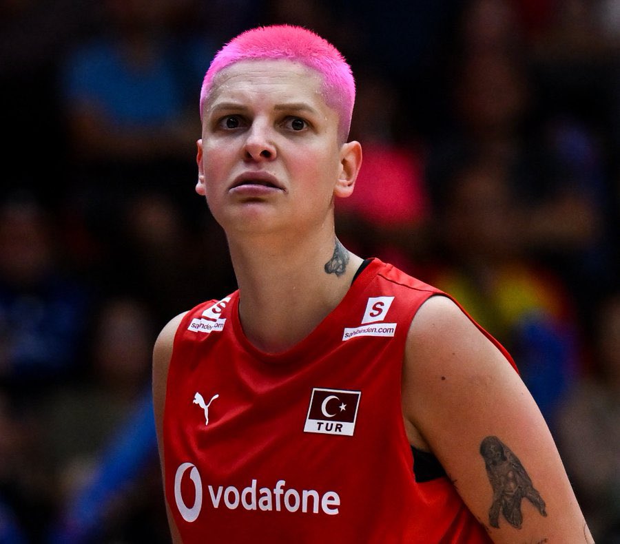 Milli takımdan yasaklanmalı.