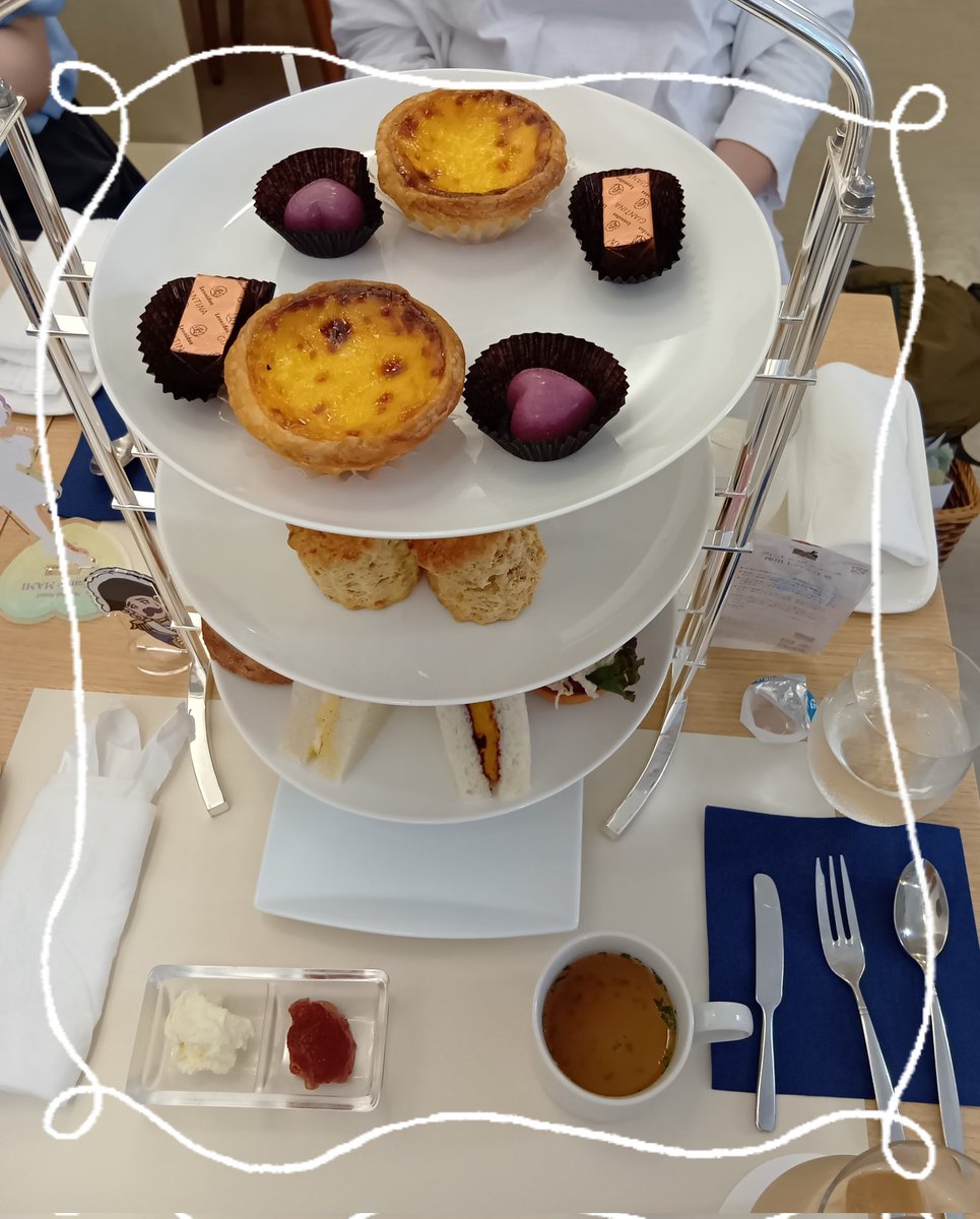 柏大使の愛するまゆさんに連れて行ってもらったオシャレなお店。どれもこれも美味しくてかんこさんの分まで少し食べた🤭エッグタルトと紅茶が絶品。
まゆさんも持ってきてくれたわかさん<a href="/waka_book55/">宇野わか🍀えほん描くひと</a>の作ったダグー大佐と🍍<a href="/chog_e_/">🍍</a>さんのアクスタに見守られながら美味しくいただきました。