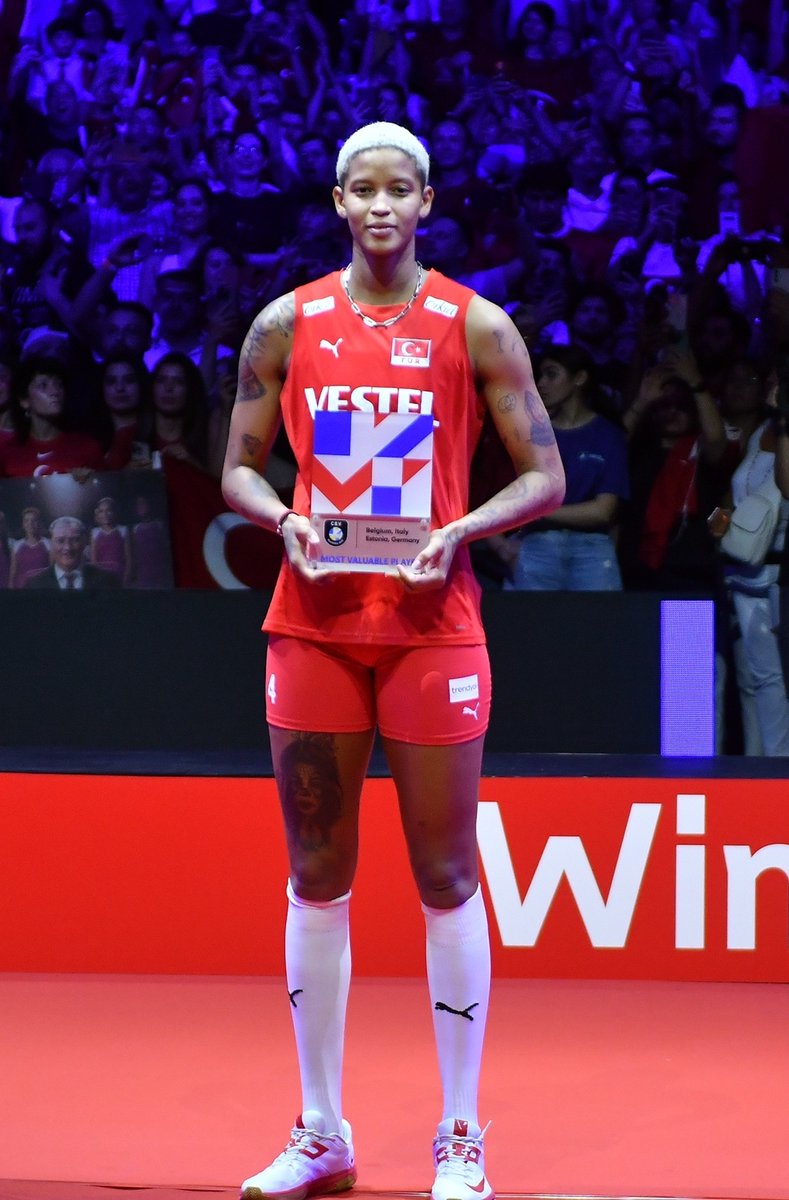 bilfels's tweet image. Dünya Kupası finalinde İtalya'ya 3-2 yenilen #FileninSultanları
tebrikler, teşekkürler. İtalya'dan daha iyiydiniz, canınız sağ olsun. Elinize, emeğinize, yüreğinize sağlık. Tarih yazdınız Türkiye için, görmediğimiz başarıyı gösterdiniz, tatmadığımız gururu tattırdınız.
👏👏👏