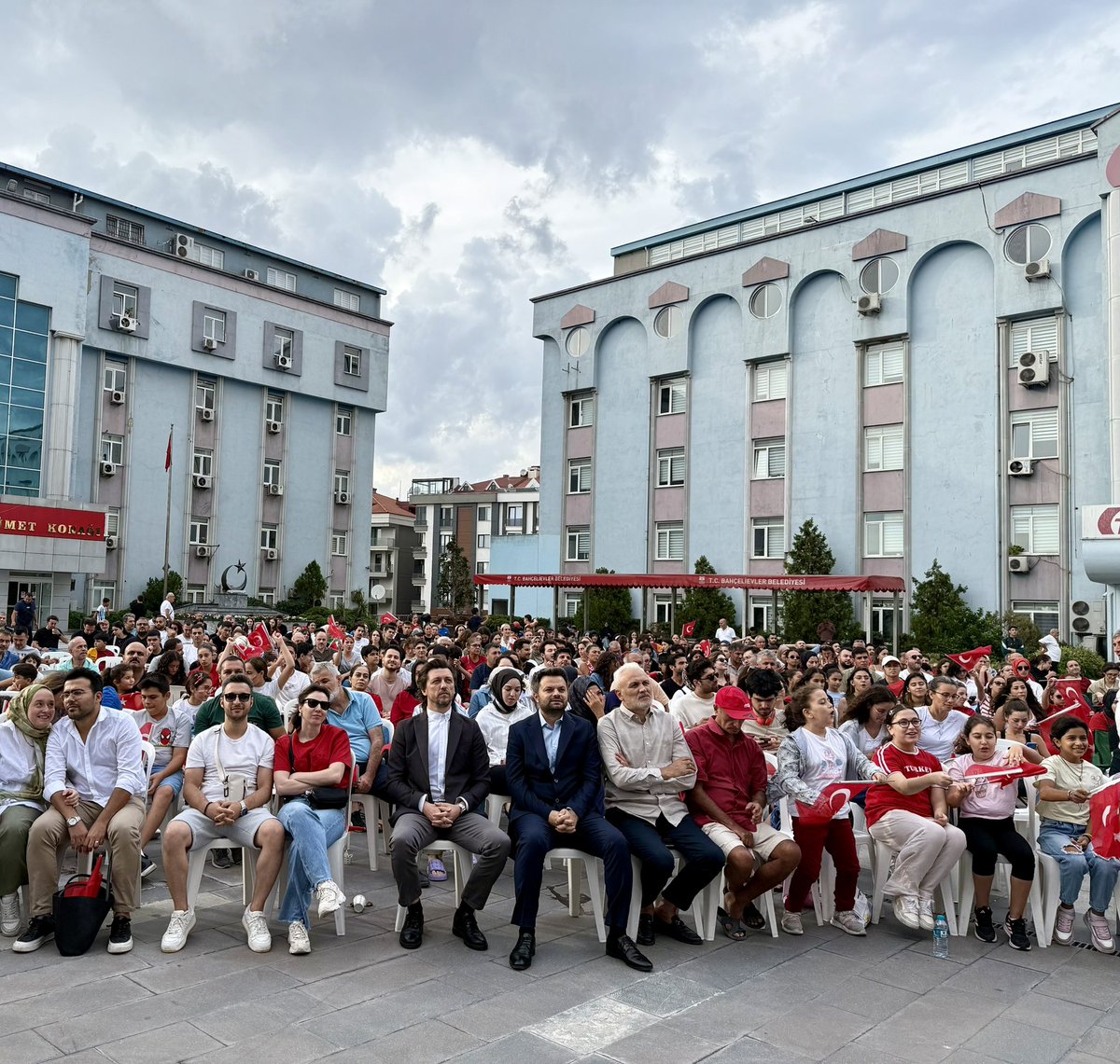 Voleybol Dünya Şampiyonası’nda Dünya  ikincisi olarak gümüş madalya hakkı kazanan Filenin Sultanlarına yaşattıkları heyecan ve gurur için çok teşekkür ediyoruz.🇹🇷

Bu heyecanı Bahçelievler Belediyemizin ev sahipliğinde komşularımızla birlikte Hükümet Konağı Meydanında yaşadık.