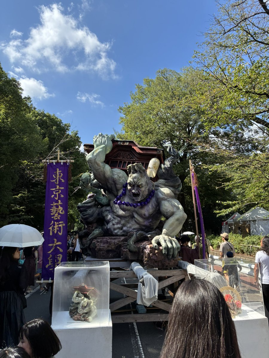 harapeko7253's tweet photo. 藝祭に今年も行ってきた。アトマの店舗数、こんなに多かったっけ？今年も立派な神輿。 https://t.co/eGGuqEo3rY