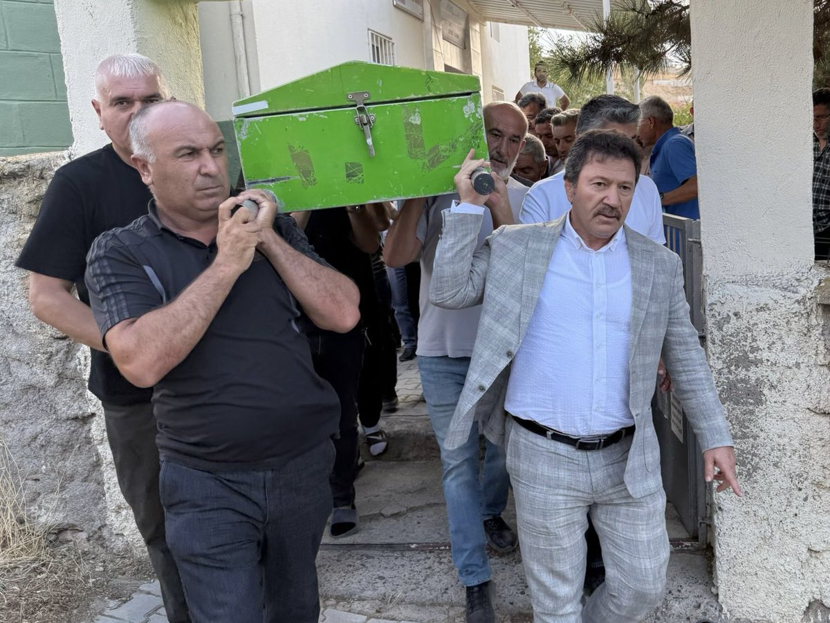 Bahçeli Pazar Taksi durağı esnaflarımız Erol ile Erkan Arı’nın anneleri merhume Rukiye Arı’nın cenazesine iştirak ederek, ailesine ve yakınlarına başsağlığı ve sabır dileklerimizi ilettik. Cenab-ı Allah rahmet eylesin, mekanı cennet olsun.