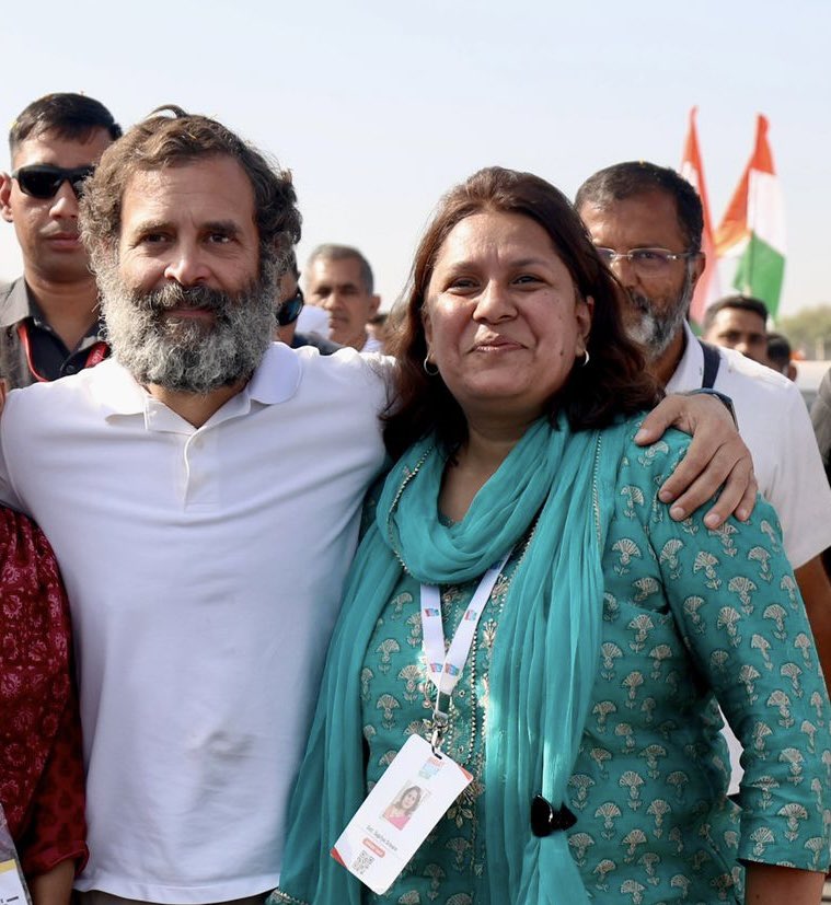SupriyaShrinate's tweet image. भारत जोड़ो यात्रा
जिसने इस देश को मोहब्बत सिखाई
जिसने उम्मीद की अलख जगाई
राहुल गांधी की तपस्या ने नफ़रत के बाज़ार में मोहब्बत की दुकानें खोल दीं
यात्रा सतत जारी है…