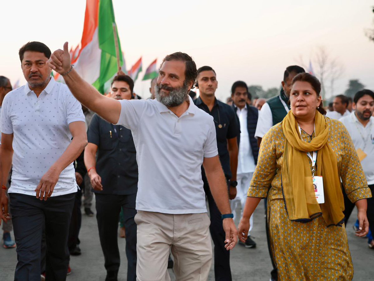 SupriyaShrinate's tweet image. भारत जोड़ो यात्रा
जिसने इस देश को मोहब्बत सिखाई
जिसने उम्मीद की अलख जगाई
राहुल गांधी की तपस्या ने नफ़रत के बाज़ार में मोहब्बत की दुकानें खोल दीं
यात्रा सतत जारी है…