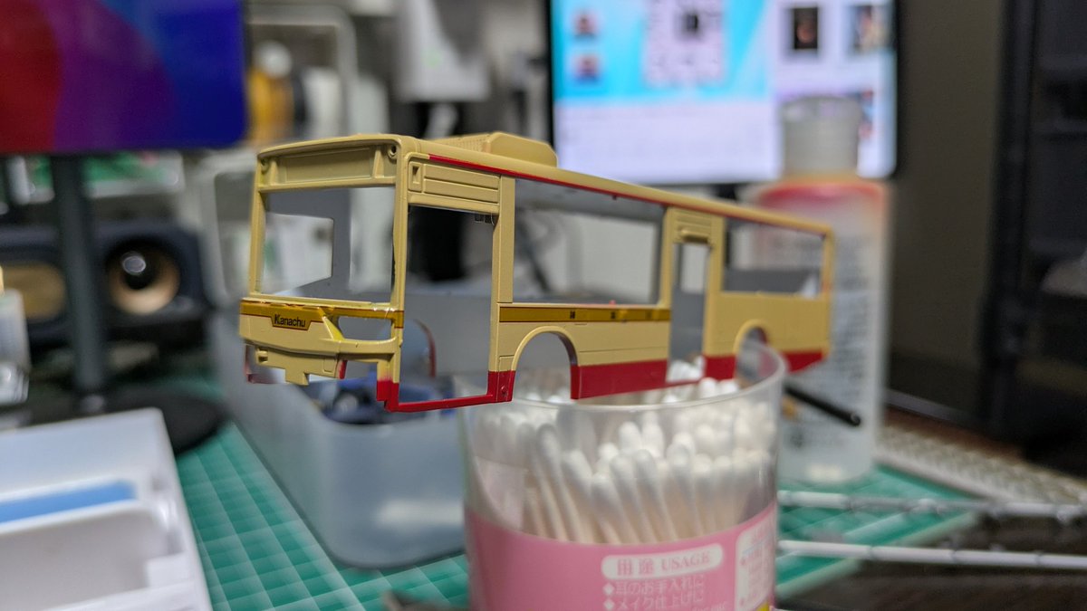 神奈中、赤を塗ってデカール貼ってます！
車体の茶色、少し濃いかな〜と悩んでましたが帯が入るとそんなに気にならないのでこのまま続行！
凹凸スゴくてデカール2箇所貼るのに1時間くらいかかりました！これやばい！