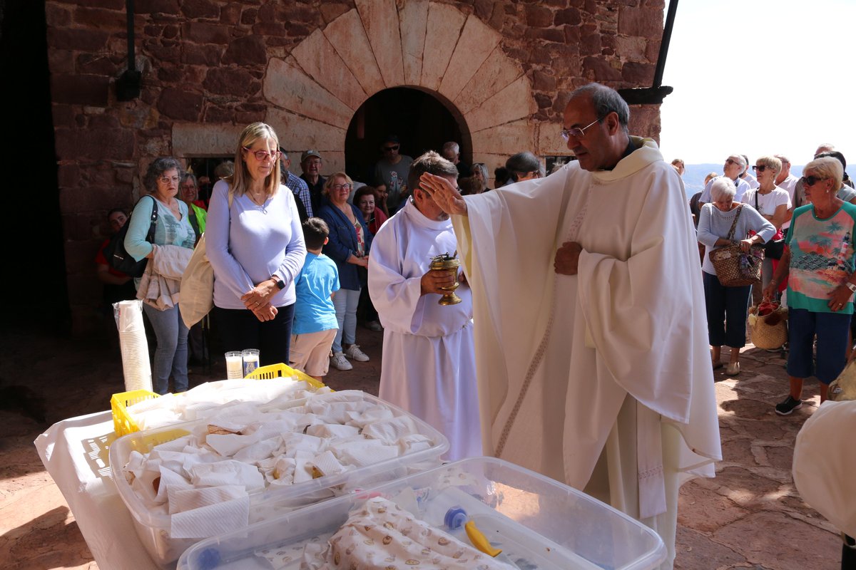 stmiquelespluga's tweet image. 💐 La celebració ha aplegat els veïns i veïnes de Prades en la tradicional ofrena floral de les entitats de la vila a la #MaredeDéu, el cant dels #Goigs de l'Abellera i la benedicció de les coques, que després s'han repartit entre els assistents. 🙌