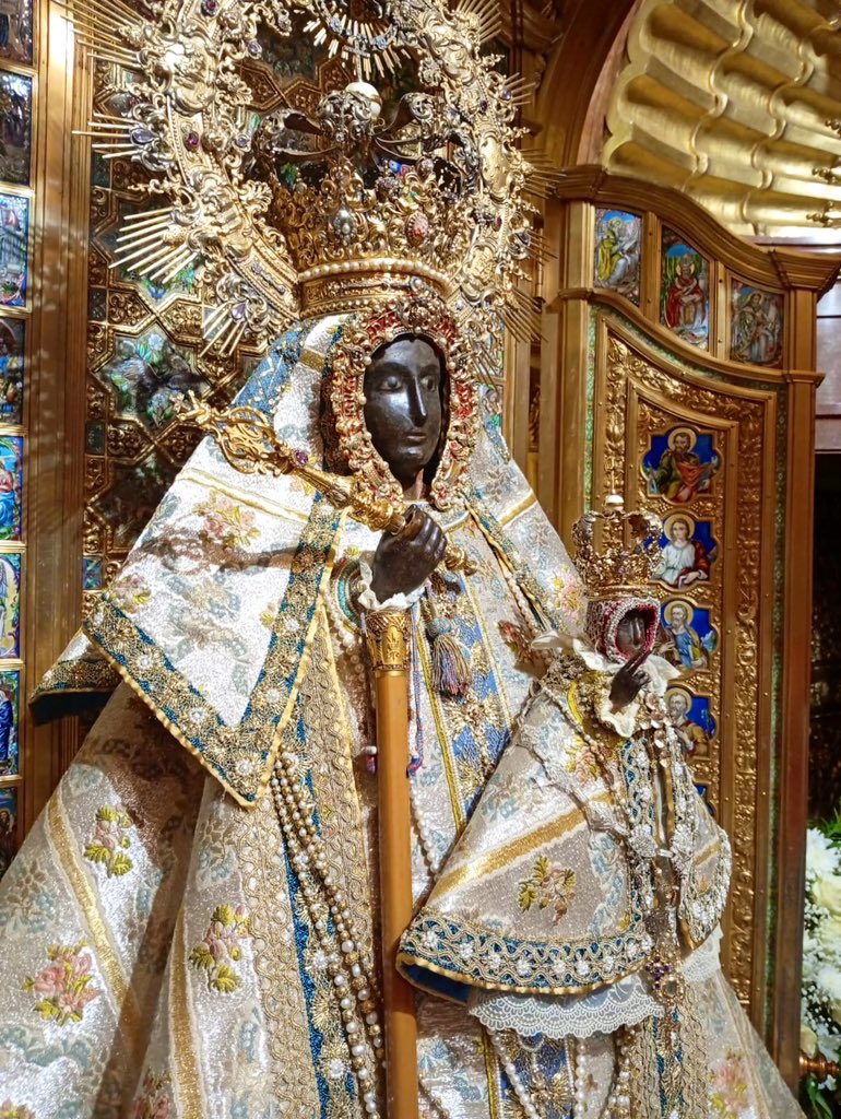 RealCaGuadalupe's tweet photo. 💐 Los Caballeros de Guadalupe participaron ayer en la tradicional ofrenda floral a Santa María en su Real Monasterio.
 
#santamariadeguadalupe 
#reinadelahispanidad #patronadeextremadura  #caballerosdeguadalupe #realmonasteriodeguadalupe https://t.co/ujTxVLZa7r