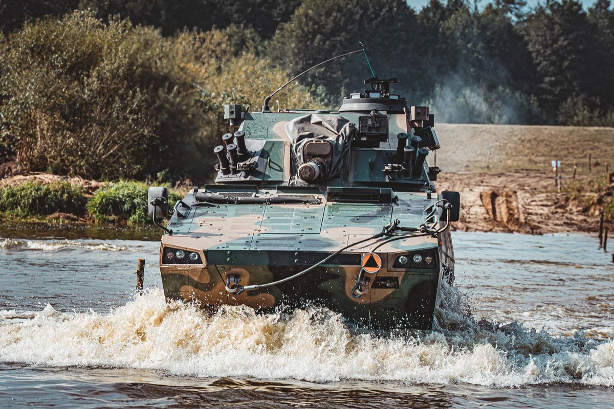 DGeneralneRSZ's tweet photo. 🇵🇱 Żelazny Obrońca-25 – przeprawa przez Bug!
🌊 Rzeka #Bug stała się dziś areną jednego z epizodów ćwiczenia ŻelaznyObrońca-25 🛡.
Głównym ćwiczącym jest 18 Dywizja Zmechanizowana.
Żołnierze 19 BrygadyZmechanizowanej przećwiczyli pokonywanie przeszkody wodnej w bród. Każdy etap – od rozpoznania dna, przez zorganizowanie przeprawy, aż po jej zabezpieczenie – był sprawdzianem wyszkolenia i gotowości bojowej .
👉 To właśnie mobilność i współdziałanie są kluczem do skutecznej obrony w każdych warunkach.
Kleberczycy silni i niezawodni! 💪🌊
📷 mł.chor. Aleksander Perz/18DZ
@MON_GOV_PL
@SztabGenWP
@Zelazna_Dywizja