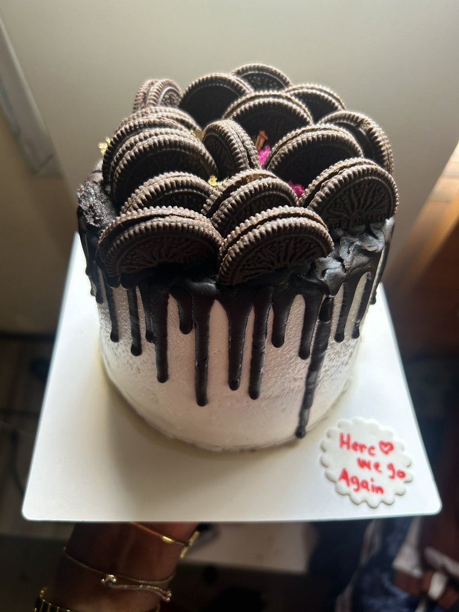 _therealsteph's tweet image. Today is the day I eat my cake and have it! 😂
Happy Birthday Stephanie! The Glory of the Lord is upon your life ❤️

Cake by @jessy_kween