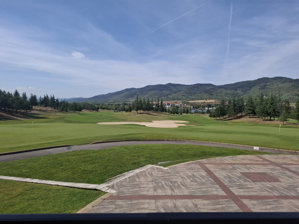I arrived today in the capital of Bulgaria 🇧🇬, Sofia. We already had a look at the golf club for tomorrow, Pravets, from the clubhouse. Shared double green 9th and 18th. How many clubs you know with that ? There are more than you think probably.