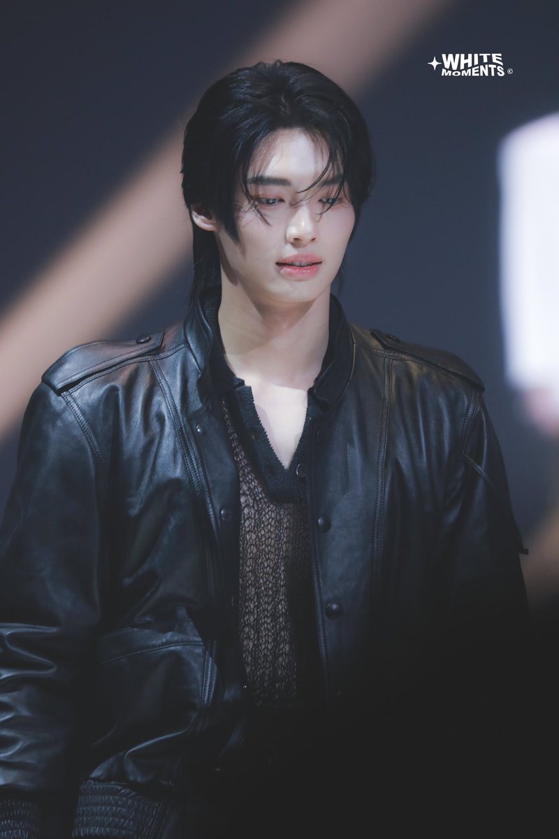 WHITE MOMENTS tweet media