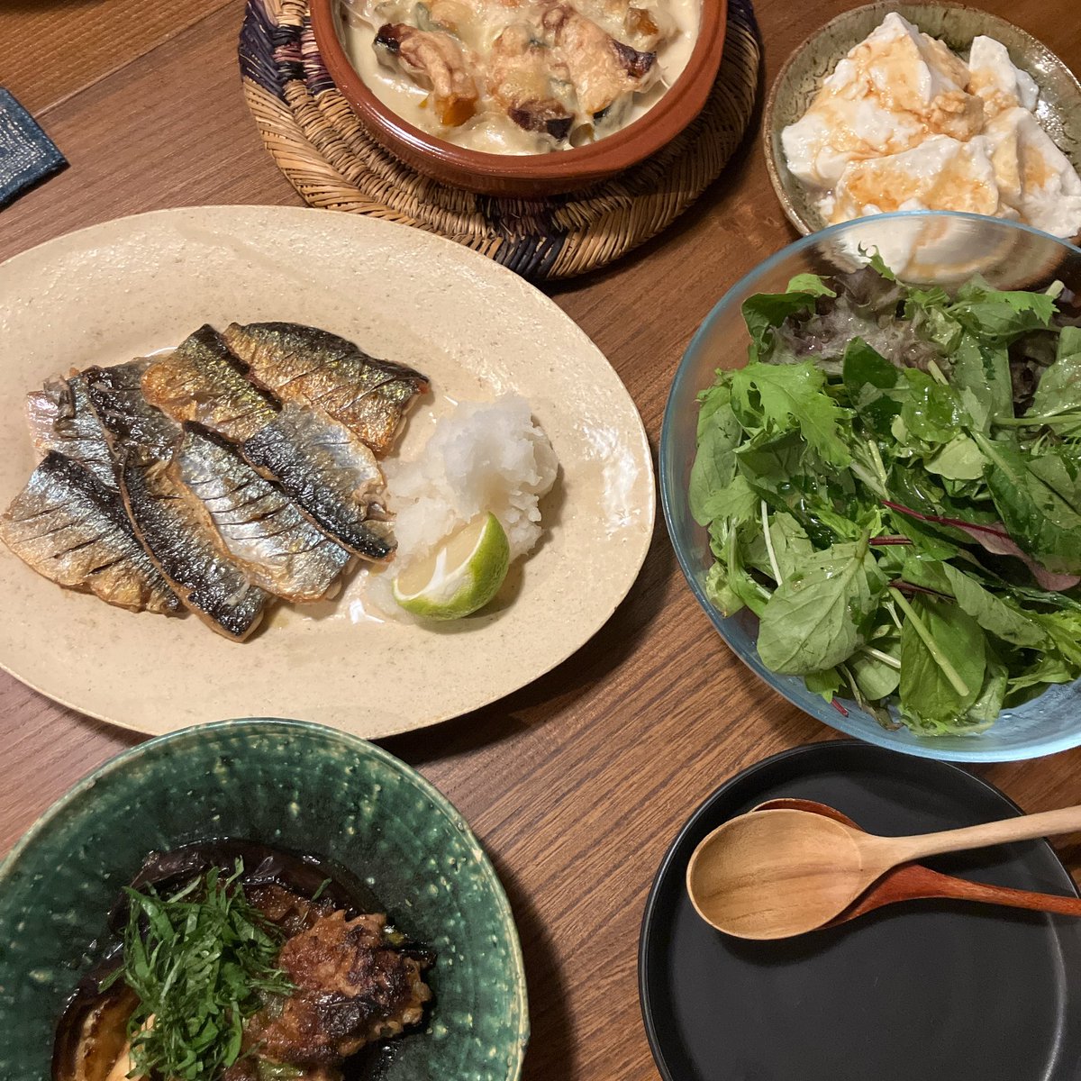 nico0927's tweet photo. 噂の通り今年の秋刀魚は凄い。とにかくデカくてツルンツルンのパンパンで、鮮魚コーナーでの存在感、主張が激しすぎる。おれを食えと、ギラギラ光っている。そんな秋刀魚とか最近の晩酌とか諸々。 https://t.co/CufdqZdjqk