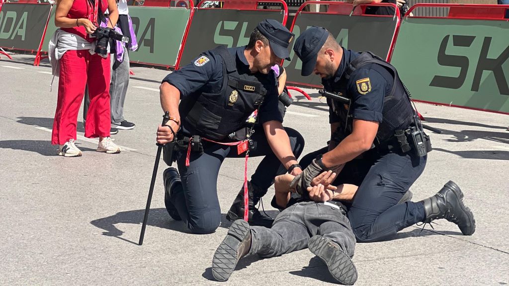 NosDiario's tweet image. A policía detén unha persoa en Monforte que protestaba contra a Volta ciclista.