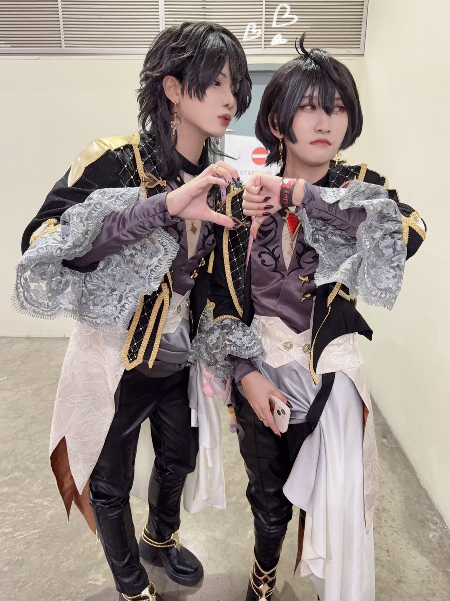 ไปเดินงาน #KOKOROcos8 กับน้องมาค่า ✨
ขอบคุณทุกคนที่เข้ามาทักทาย ดีใจที่เจอค่ะ 🖤

ได้ถ่ายโพสต์เดิมจากคครไอดอลรอบที่แล้วด้วยค่ะ55555 ชอบมาก!
พี่รักน้องแต่ทำไมน้องไม่รักพี่ ไม่เข้าใจ 😭