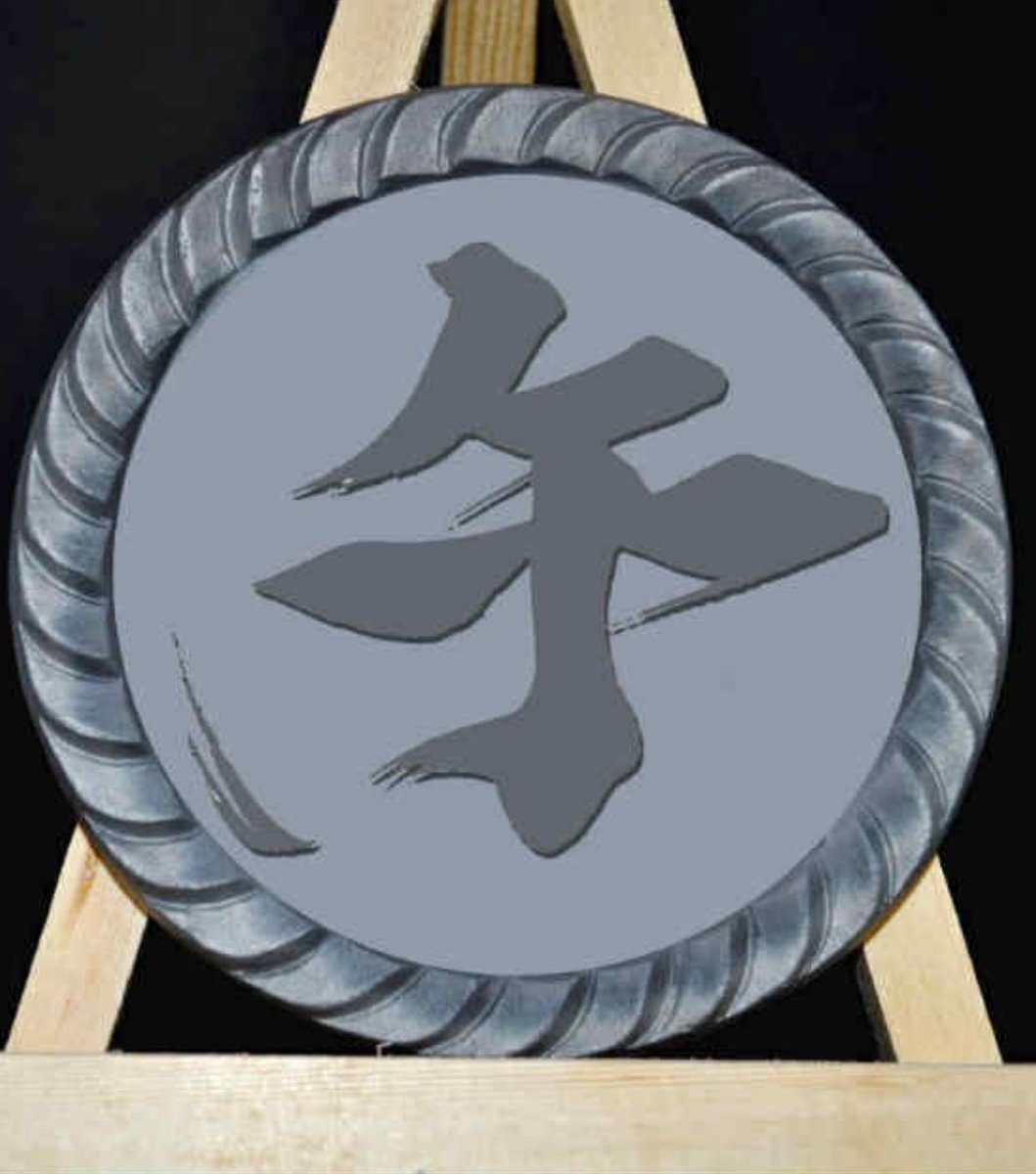 youka_WE's tweet photo. 【#今日の一文字】
2026年丙午・午年.今年は2パターンの干支瓦ご予約受付開始！丙午は60年に一度巡ってくる干支の一つ。10月15日〆お届けはXmas頃を予定。淡路島の日本瓦を使用し日本の伝統美と職人の技が光る逸品。 ¥5,980＋税送料です。 直径約10cmの一枚は、化粧箱に入れてお届けします。 https://t.co/b26rQEbDTP