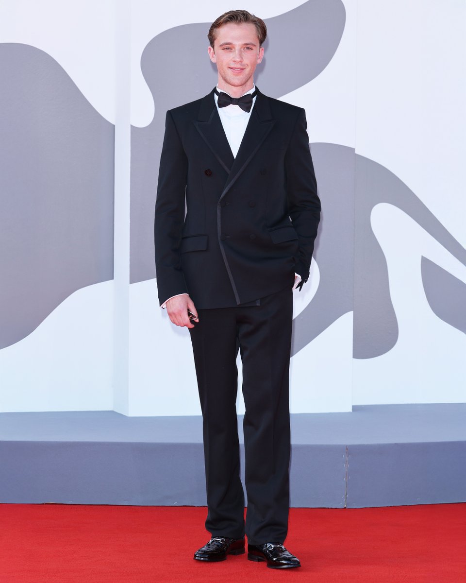 gucci's tweet image. In a #Gucci tuxedo and loafers, #BenjaminVoisin attended the red carpet and photocall for ‘The Stranger’ at #Venezia82. #BiennaleCinema2025