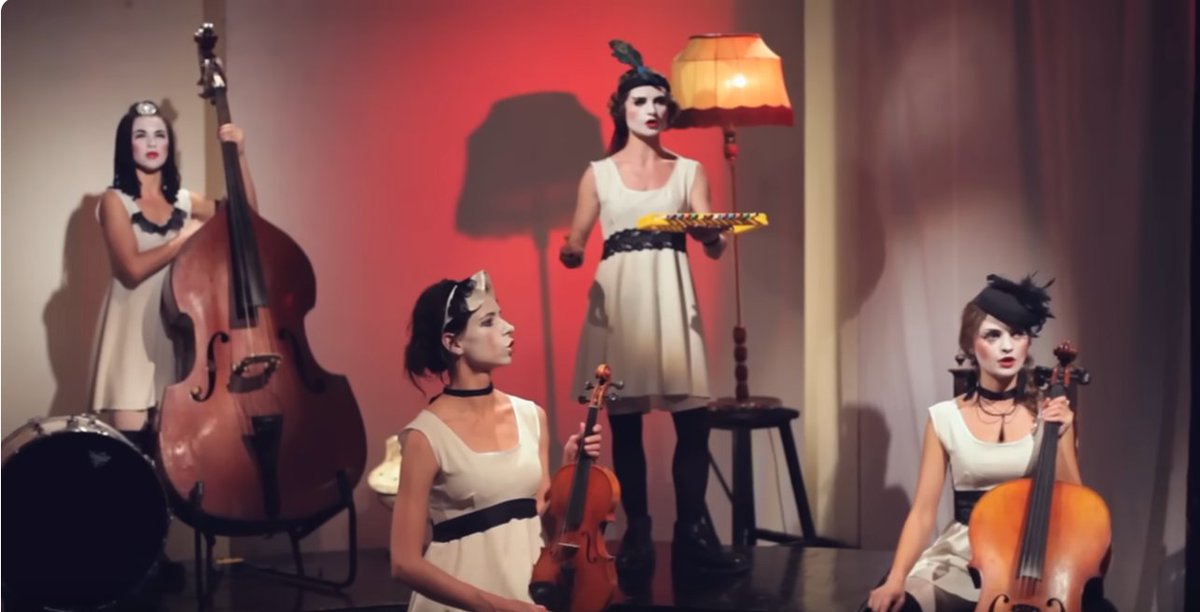 Au carrefour de l'étrange, du lyrique, du classique et du punk déjanté. Les Dakh Daughters que j'ai eu le privilège d'écouter à Kiyv avant la guerre. 
youtube.com/watch?v=6wCgZh…