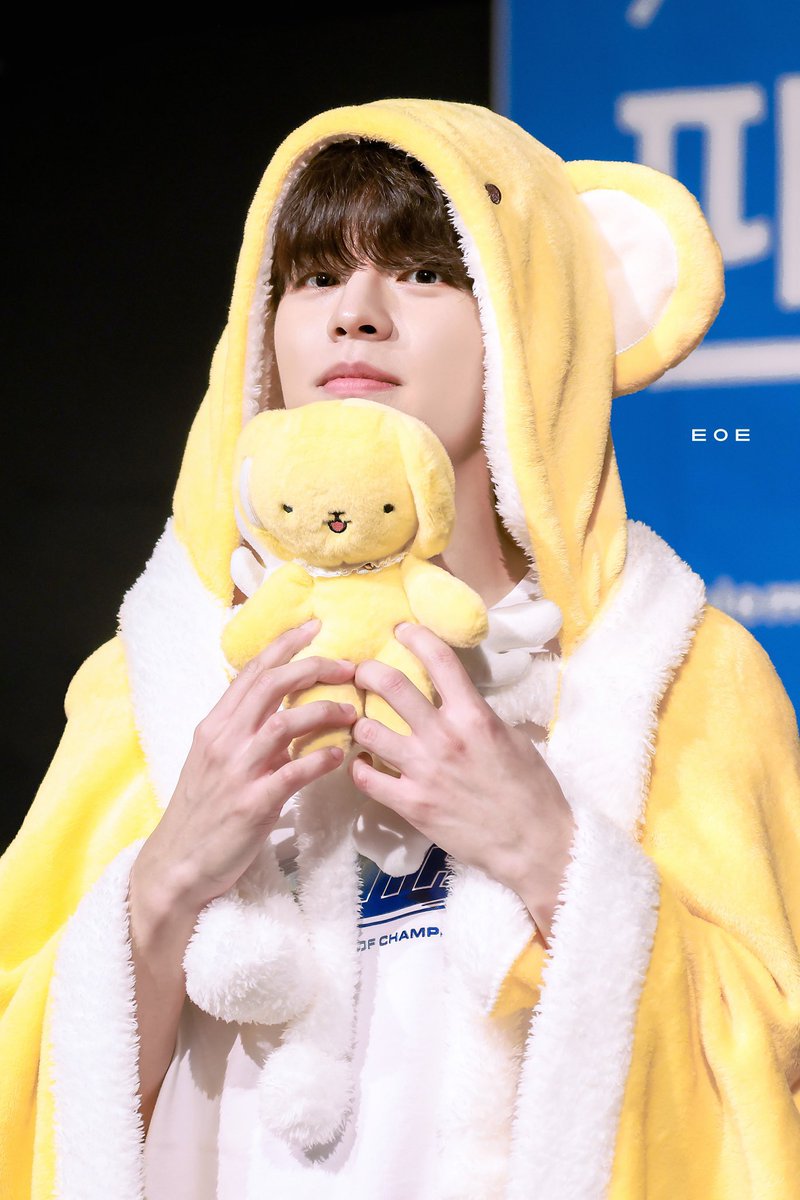 sminiverse_'s tweet photo. 승민이 팬싸 때마다 자기 닮은 인형 얌전히 들고 있는 거 귀여워 https://t.co/KzcRDqyqDr