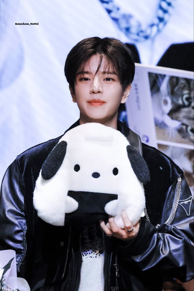 sminiverse_'s tweet photo. 승민이 팬싸 때마다 자기 닮은 인형 얌전히 들고 있는 거 귀여워 https://t.co/KzcRDqyqDr