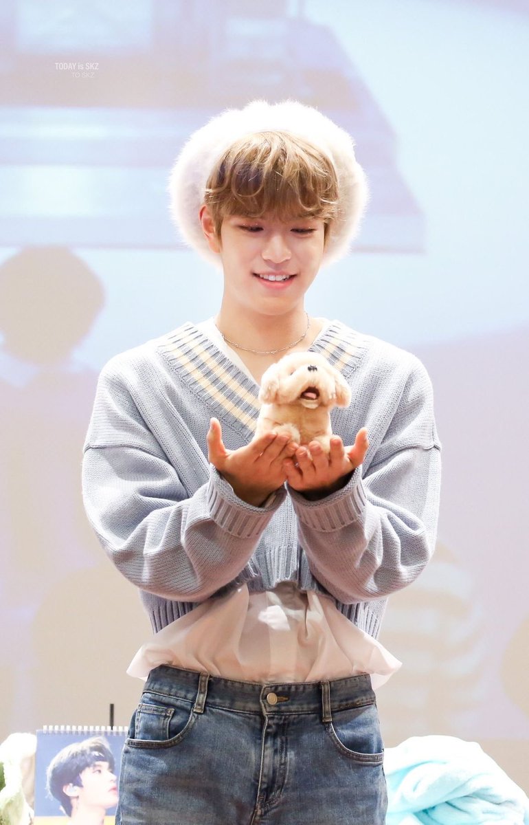 sminiverse_'s tweet photo. 승민이 팬싸 때마다 자기 닮은 인형 얌전히 들고 있는 거 귀여워 https://t.co/KzcRDqyqDr