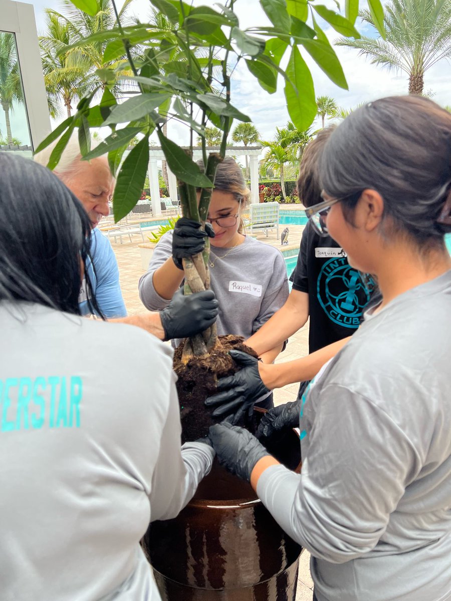 jupiter_high's tweet photo. JHS Interact Club volunteered their time to help plant a #friendshiptree at Watercrest Senior Living facility! #onetribe #communityservice https://t.co/mWIMkFHGsh