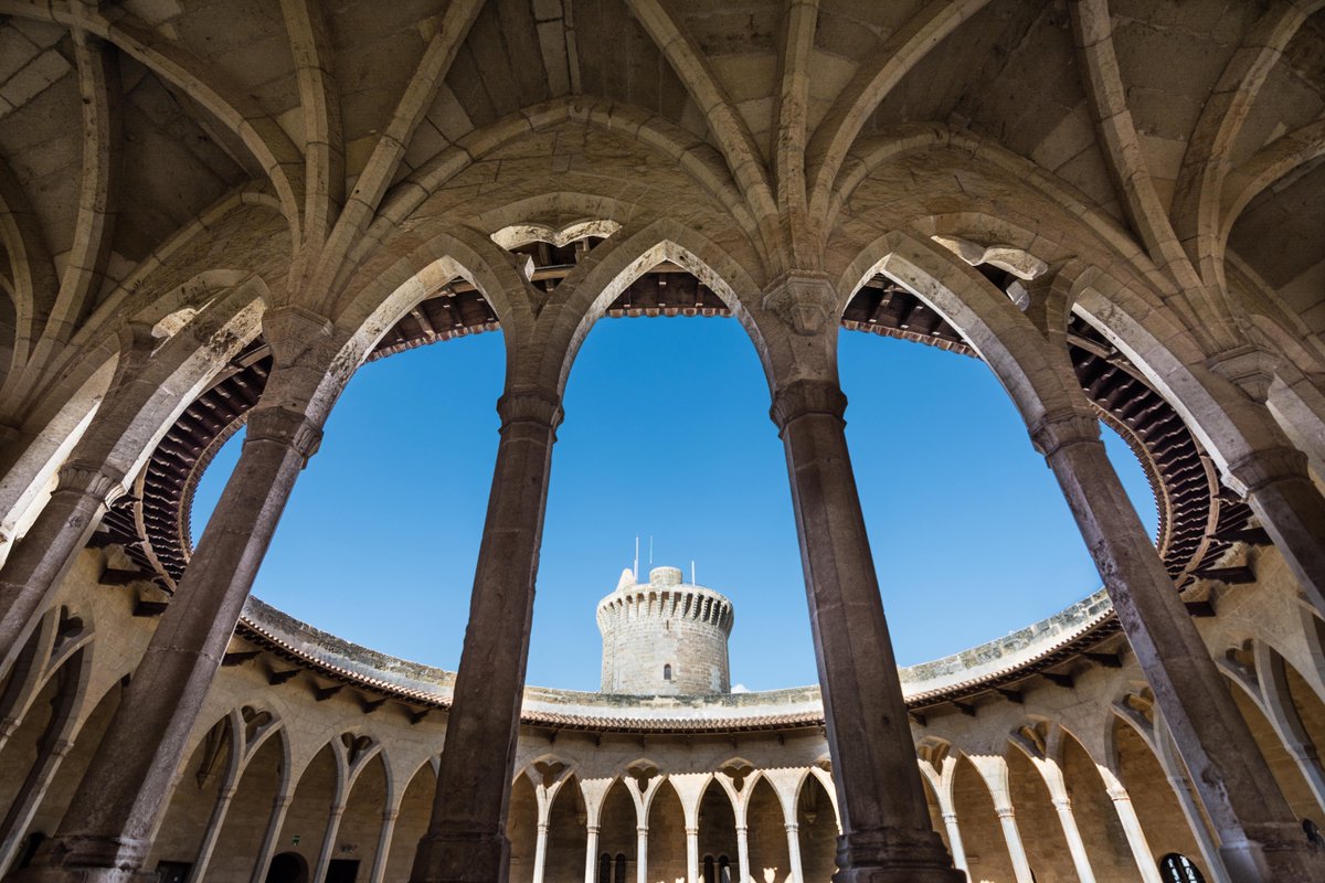 🏰 A tan solo 3 km del centro de Palma (#Mallorca)y a 112 metros sobre el mar, el Castillo de Bellver te espera con su única planta circular en toda España. Una joya del gótico mallorquín construida en el siglo XIV como residencia real, que también fue prisión y refugio. ⚔️

No