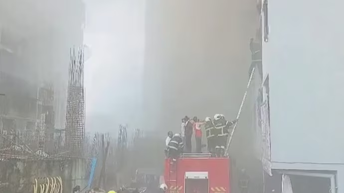 IndiaToday's tweet photo. 1 dead, 1 critical, several injured in fire at Mumbai's 23-storey building
#MumbaiBuilding #Fire | @divyeshas
Read more: https://t.co/FazQvap3QO https://t.co/KPnOYjewvk