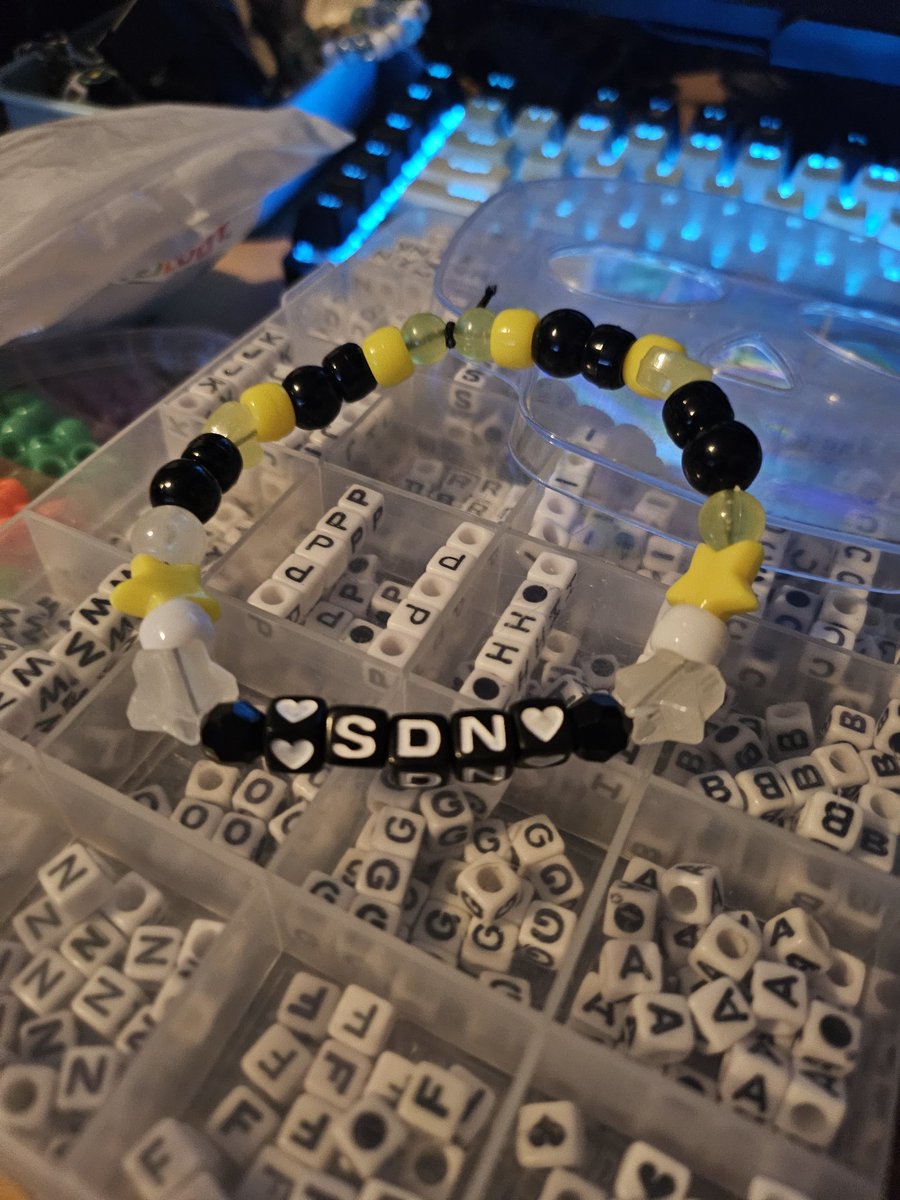 Saphy_Kat's tweet image. We&apos;re so back (bracelet edition)

#murderdrones #murderdronesplushie #plushie #SerialDesignationN #bracelet #mdtwt