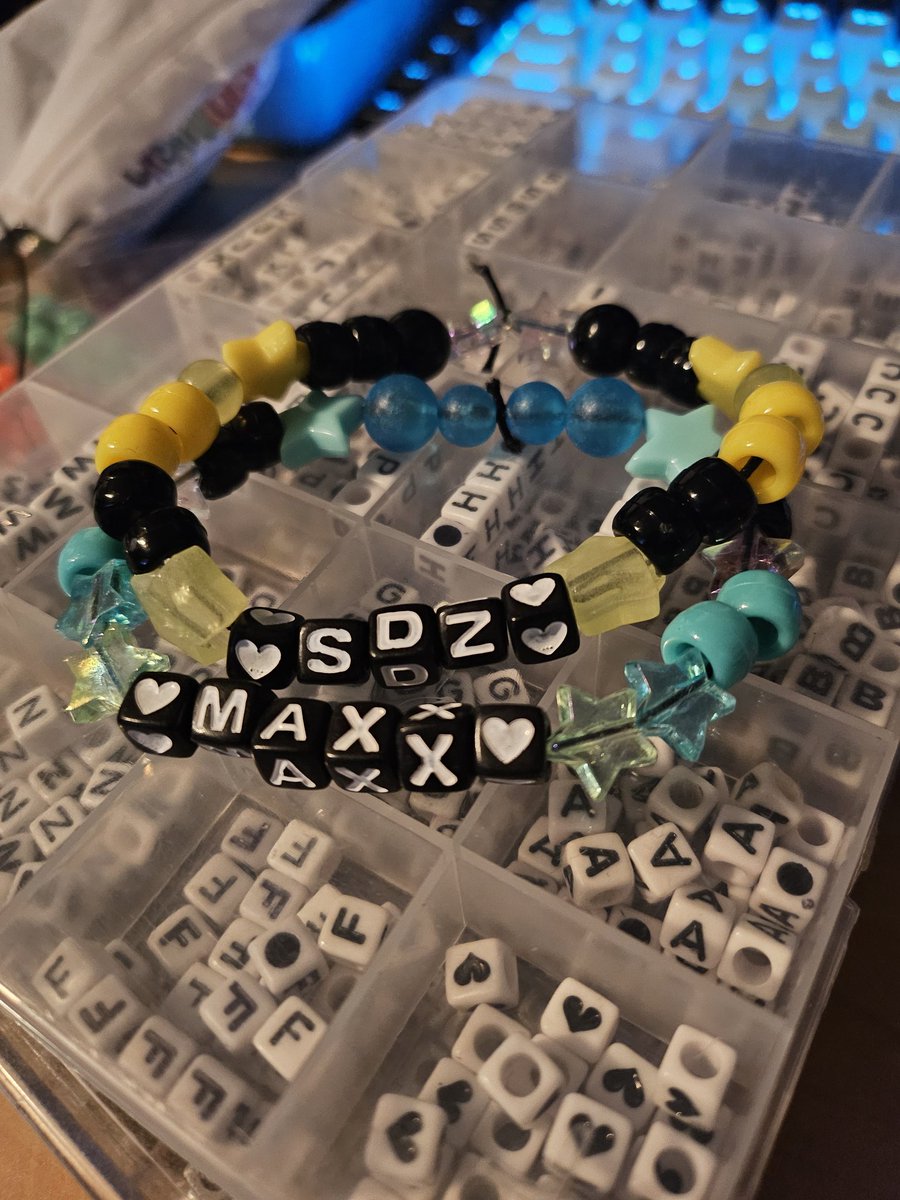 Saphy_Kat's tweet image. We&apos;re so back (bracelet edition)

#murderdrones #murderdronesplushie #plushie #SerialDesignationN #bracelet #mdtwt