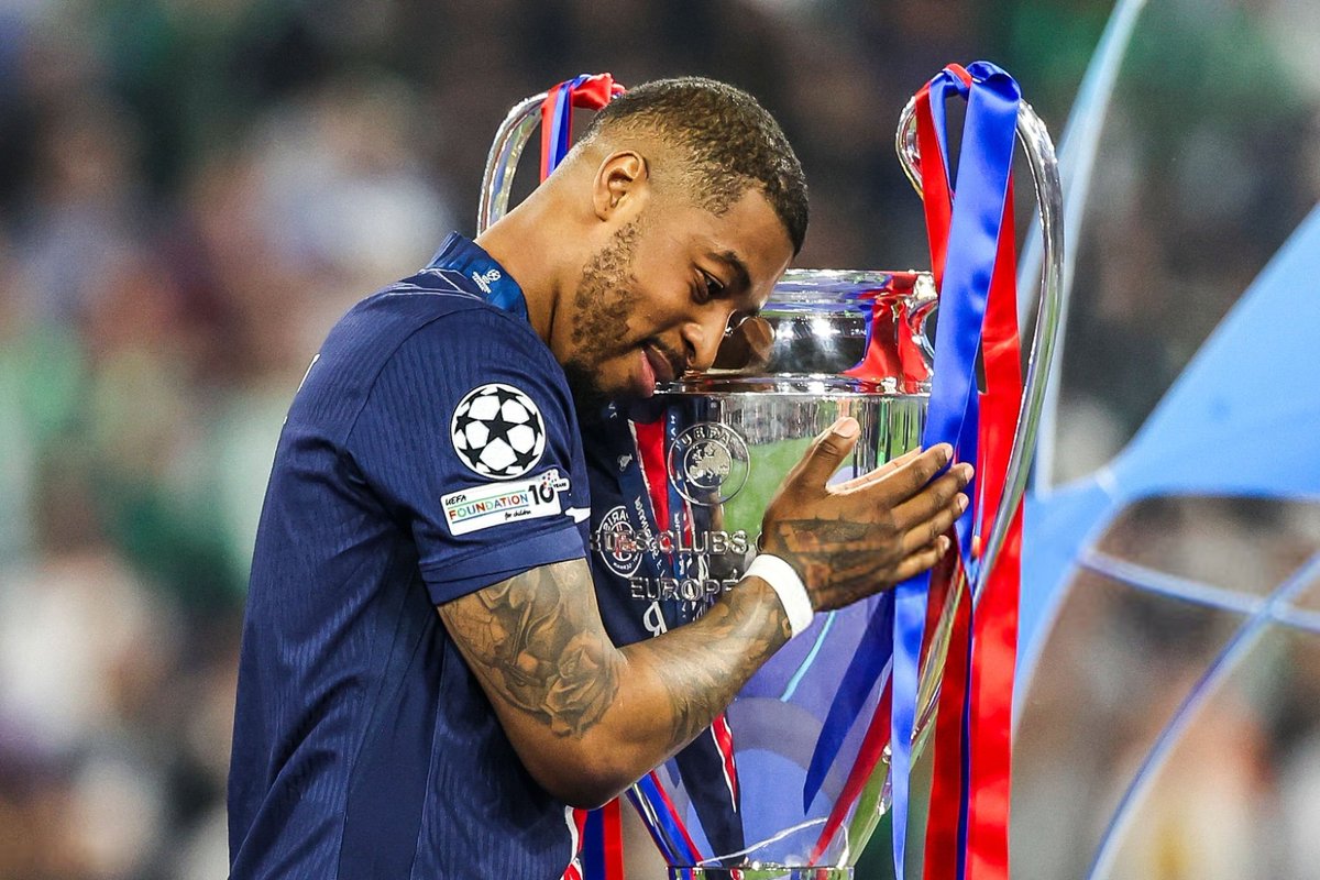 VibesFoot's tweet image. 🔴 𝗟𝗘 𝗣𝗦𝗚 𝗩𝗔 𝗥𝗘𝗡𝗗𝗥𝗘 𝗛𝗢𝗠𝗠𝗔𝗚𝗘 𝗔̀ 𝗣𝗥𝗘𝗦𝗡𝗘𝗟 𝗞𝗜𝗠𝗣𝗘𝗠𝗕𝗘 𝗔𝗨 𝗣𝗔𝗥𝗖 𝗗𝗘𝗦 𝗣𝗥𝗜𝗡𝗖𝗘𝗦 ! 🥹❤️💙

🗞 @B_Quarez