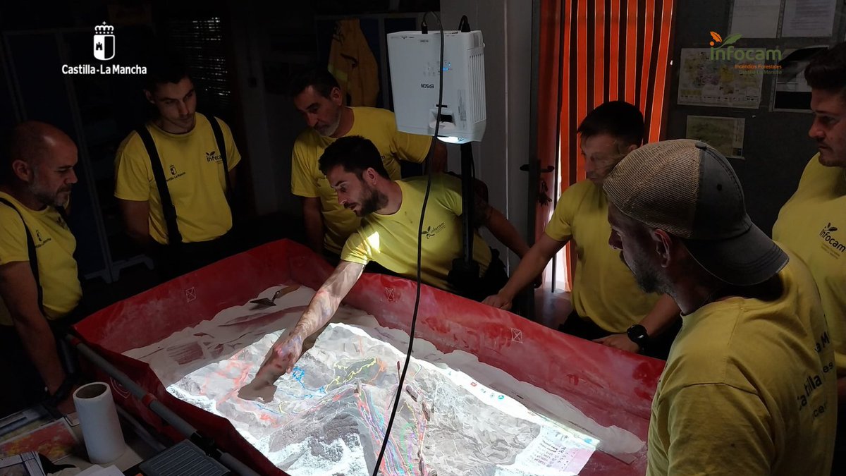 Plan_INFOCAM's tweet photo. Los #BBFF de #INFOCAM de @gobjccm realizan formaciones en extinción de #IIFF durante todo el año.

📸 Formación en la base de #RobledodelMazo en #Toledo en banco de arena, una herramienta clave para simular incendios.

👉🏼#ActuarEsProteger https://t.co/F5chB7zjt4