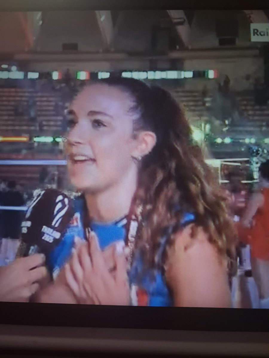 Mora20La's tweet photo. Decisiva anche lei, una ragazza che non ha mai fatto neanche un ritiro con la nazionale giovanile, che non era mai stata considerata anche perché giudicata troppo bassa. Gaia Giovannini, ti meriti tutto questo.
#italvolley https://t.co/XgdvbL9YCp