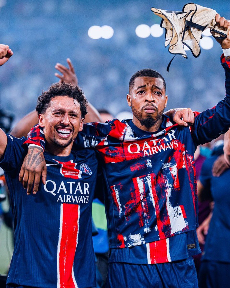 Assurément, c'est l'une des plus belles images de l’histoire du PSG.

On se rappelle encore de ton premier match contre Lens, de ta performance légendaire face au Barça, ou encore de ton tacle salvateur contre Lille, malgré une cuisse en moins.

<a href="/kimpembe_3/">Presnel Kimpembe</a>, tu as réalisé le rêve