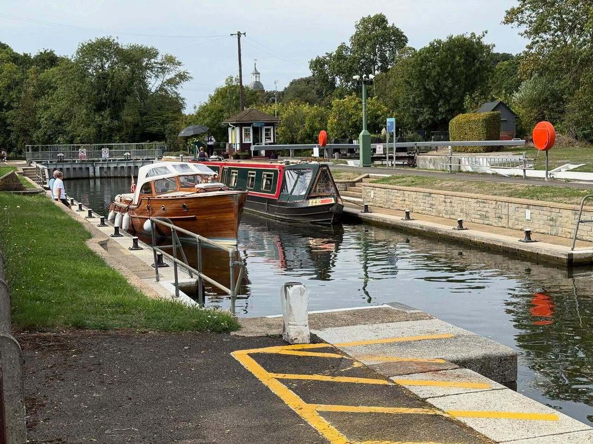 Timothy_Hughes's tweet photo. Sunbury Lock #cycling #cyclinglife #cyclingphotos #cyclingpics #cyclingstyle #bike #bikelife #london #london🇬🇧 #londonist #londonlife #londoners #londoner #selfie #selfietime #sunbury #sunburylock #waltononthames #riverthames #riverthameslondon #thamesri… https://t.co/T1HVi6WvYy https://t.co/xA8wJj8ozT