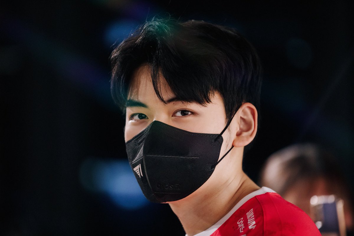 nishie93's tweet photo. Guma is the embodiment of T1. 
He bleeds red and black
And,
He is the T1 ADC ! ❤️‍🔥 

Happy debut anniversary, Guma ❤️🎉😍

구마유시 파이팅 !! 👍🏻

@gumayusi_min 

#HappyGuma5thdebut #GUMAYUSI_5TH_DEBUT_ANNIVERSARY
#GUMAYUSI #구마유시 https://t.co/iKFGBnnDDL