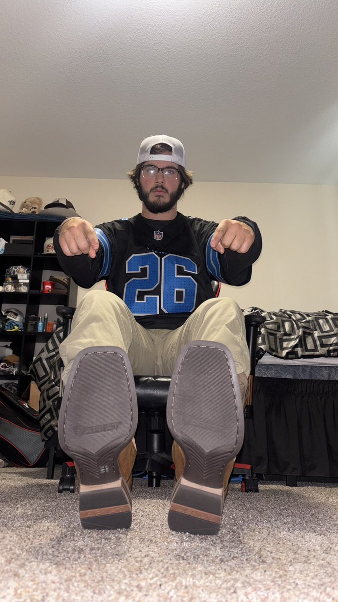big game day today hope to see tributes all day long. so show yourself and tribute to this god.#cashmaster #footworship #findom #cashslave #footslave
