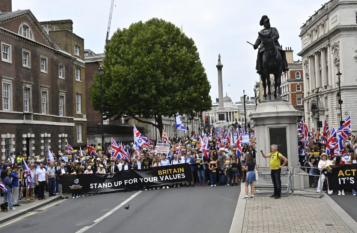 🚨BREAKING: Patriots completely gridlock the roads in Central London, holding a sign that reads:

'BRITAIN, STAND UP FOR YOUR VALUES'

We are witnessing a mass awakening 🇬🇧