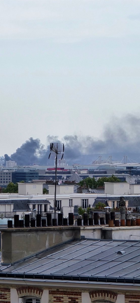 Gros incendie en cours vers Saint Denis / Stade de France.
