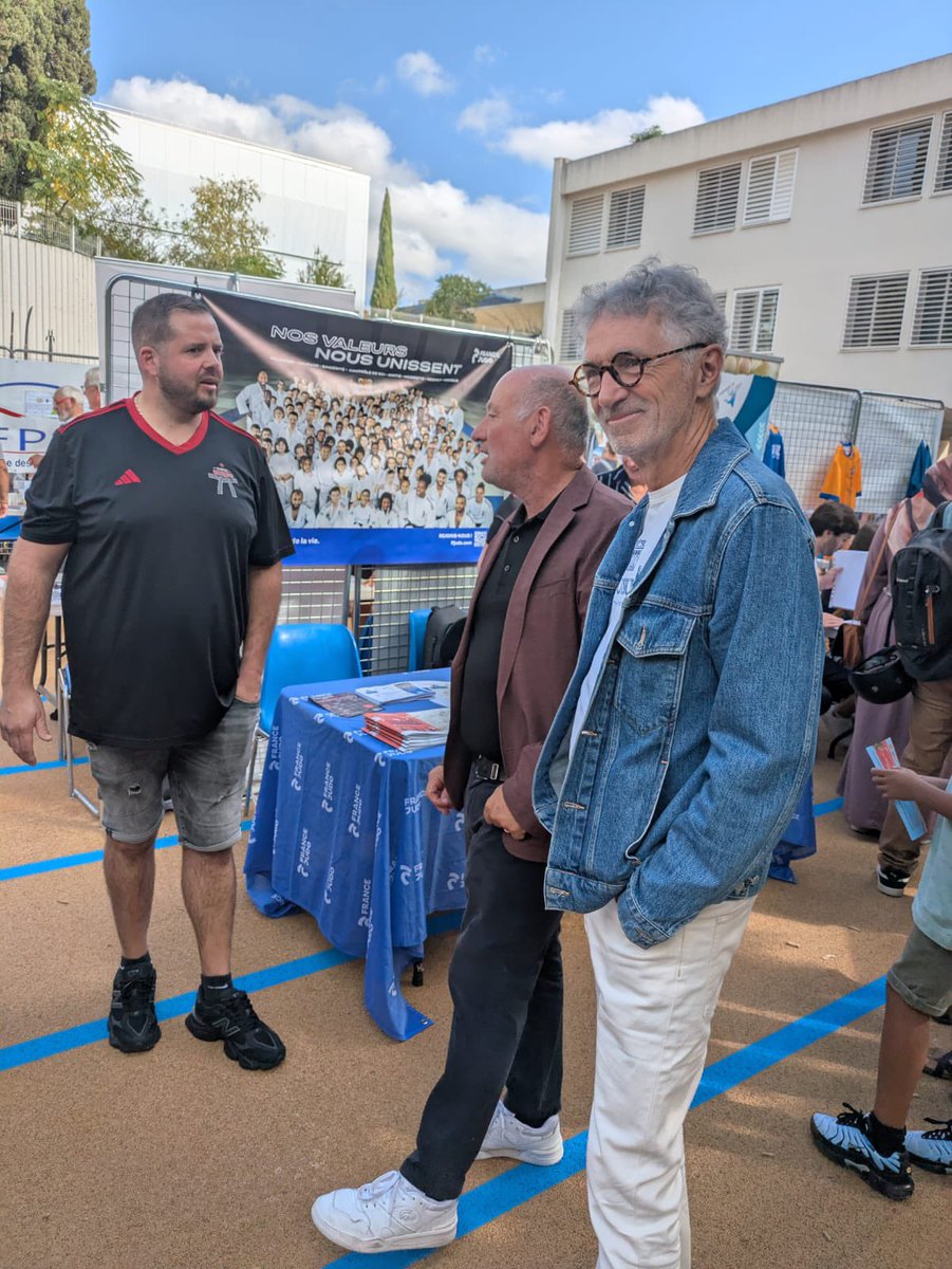 Sous un beau soleil, Castelnau a vécu aujourd’hui son grand rendez-vous de la rentrée : le forum des associations !

Des rencontres, des découvertes, de nouvelles envies d’engagement : ce moment a permis aux anciens comme aux nouveaux Castelnauviens de mesurer la richesse de